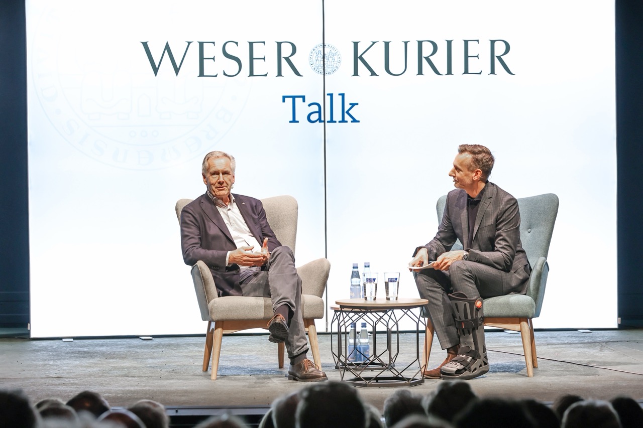 Benjamin Piel auf einer Bühne im Gespräch mit Christian Wulff